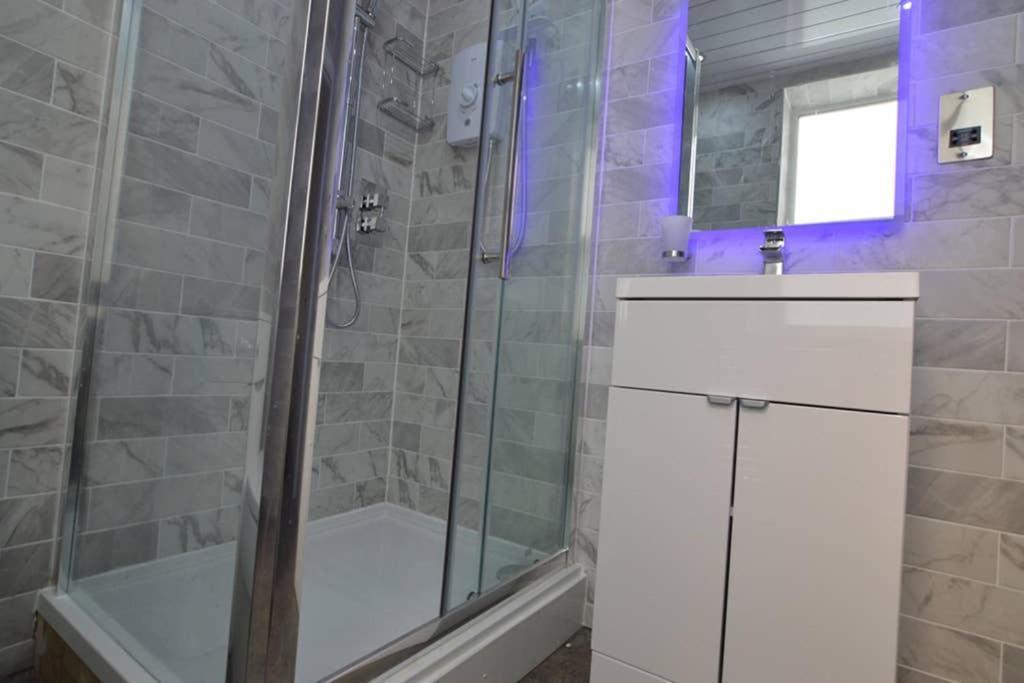 Morden Central Self Contained Flat By Cozynest Reading Exterior photo
